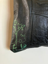 Load image into Gallery viewer, Venues Fly Trap Shoulder Bag
